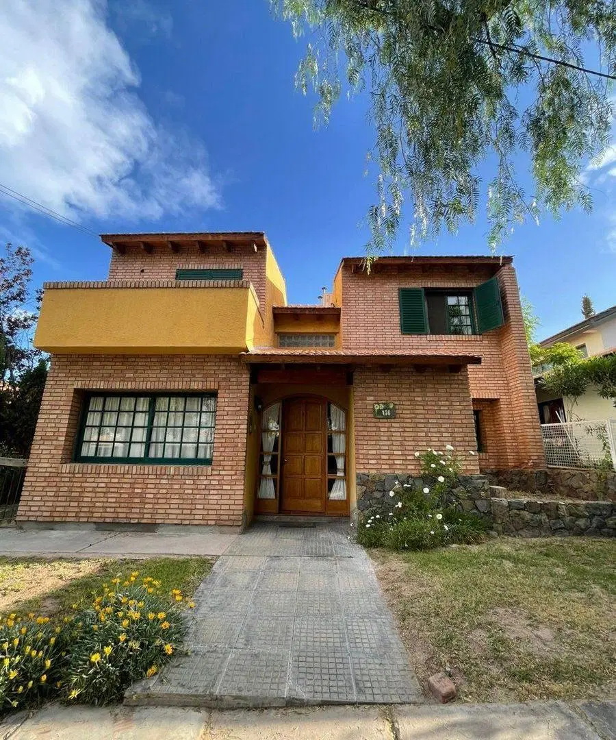 SE VENDE CASA EN BARRIO DALVIAN CIUDAD DE MENDOZA 2