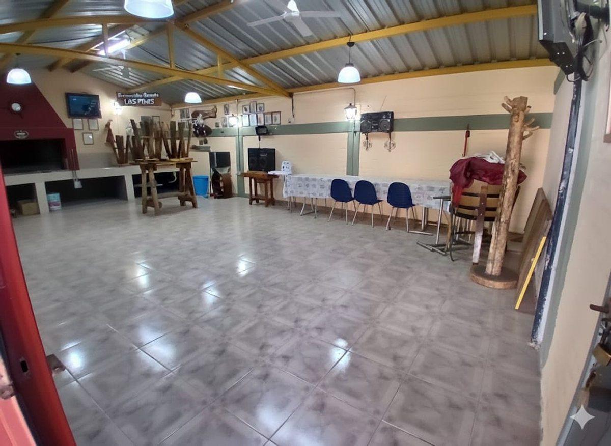 Foto de Salón + Quincho, Pileta + Casa, imagen 1