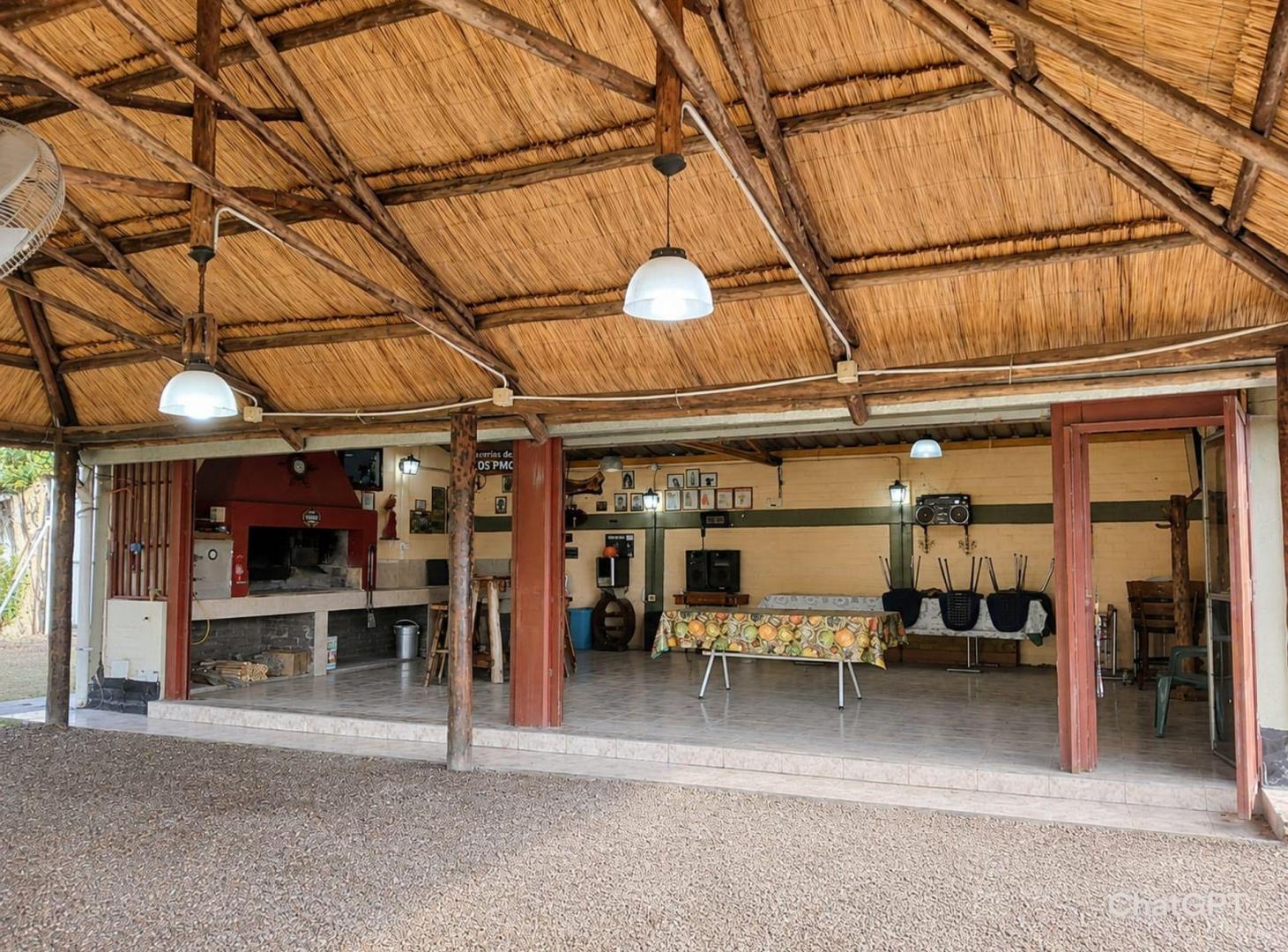 Foto de Salón + Quincho, Pileta + Casa, imagen 3