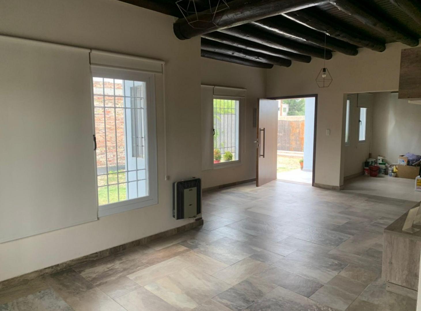 Foto de HERMOSA CASA A LA VENTA EN GUAYMALLEN, imagen 1