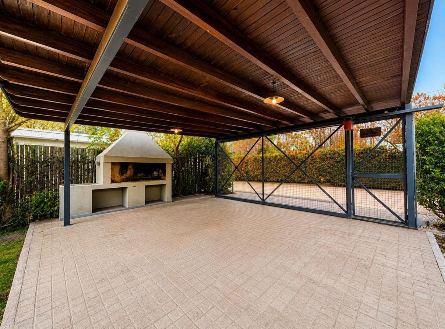 Foto de VENTA CASA EN 1 PLANTA C/ PISCINA CHACRAS DE CORIA, imagen 2