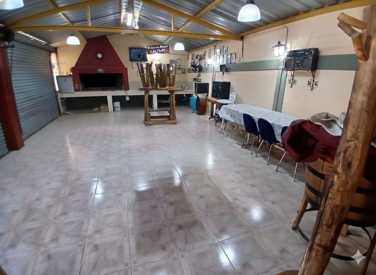 Foto de Casa con Quincho, Pileta y Salón, imagen 4