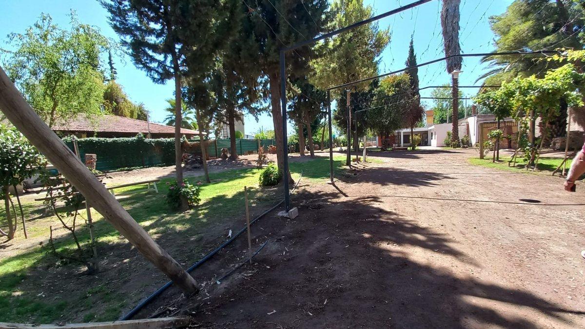 Foto de CASA QUINTA + SALON COMERCIAL. PISCINA -Guaymallén, imagen 2