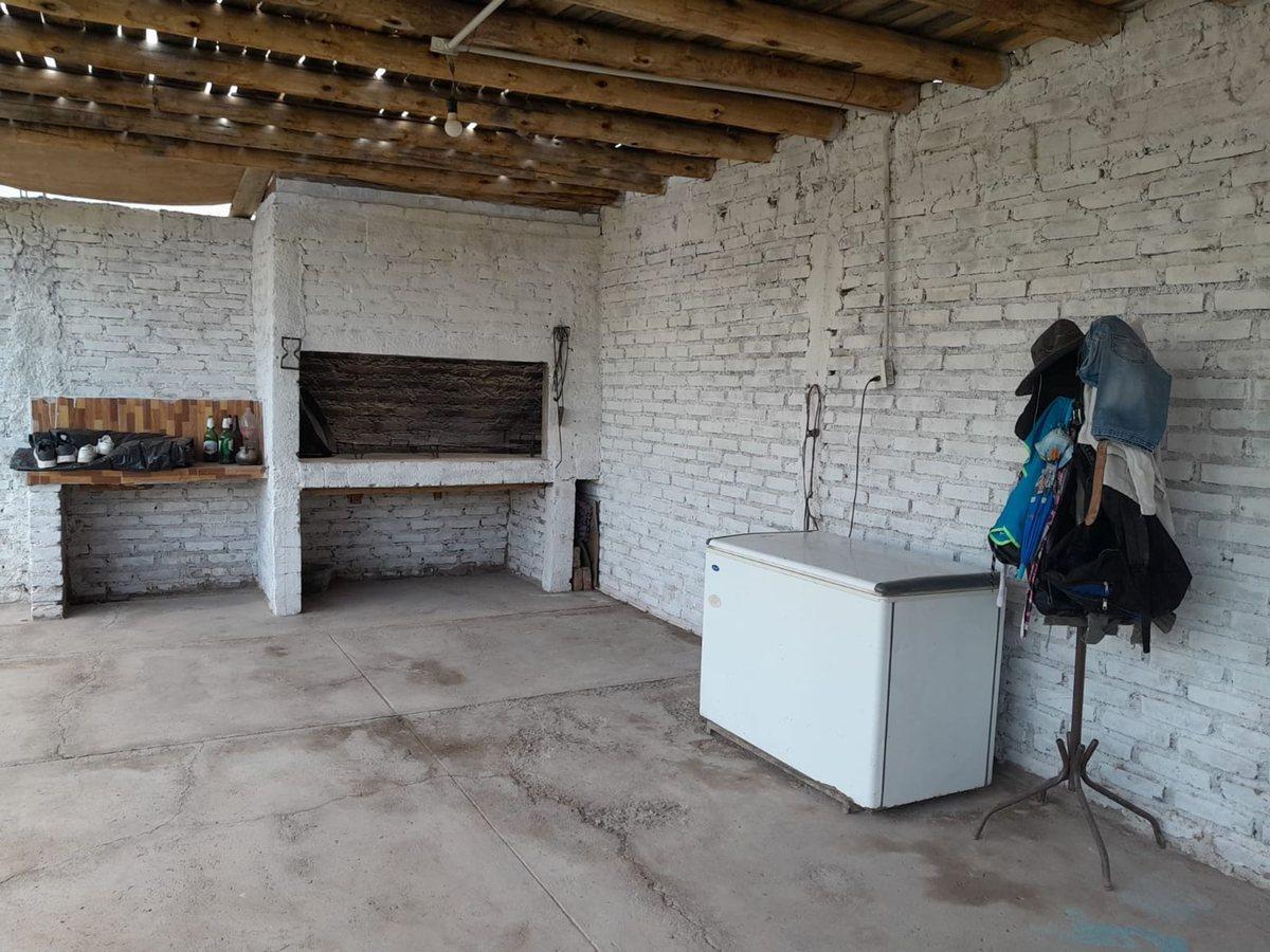 Foto de VENTA CASA+DEPTOS+PISCINA+QUINCHO EN LAVALLE, imagen 2