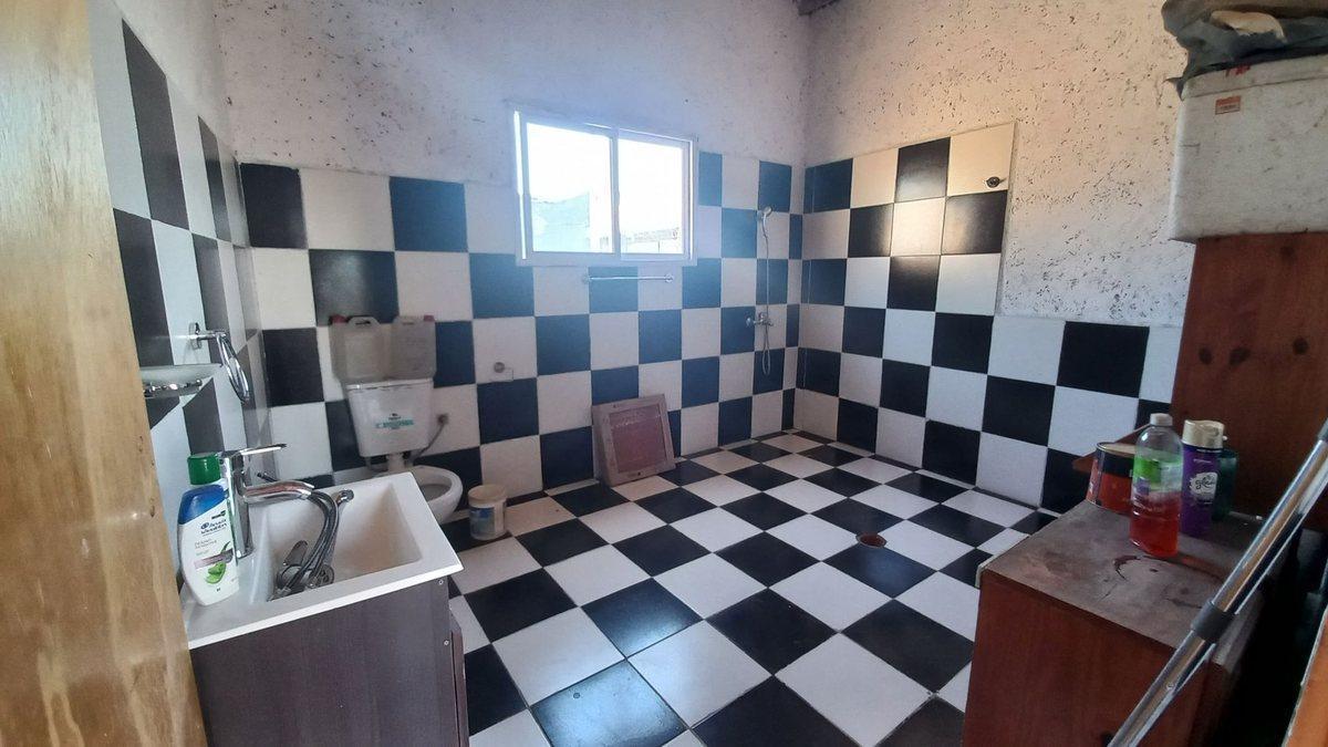 Foto de VENTA CASA+DEPTOS+PISCINA+QUINCHO EN LAVALLE, imagen 1