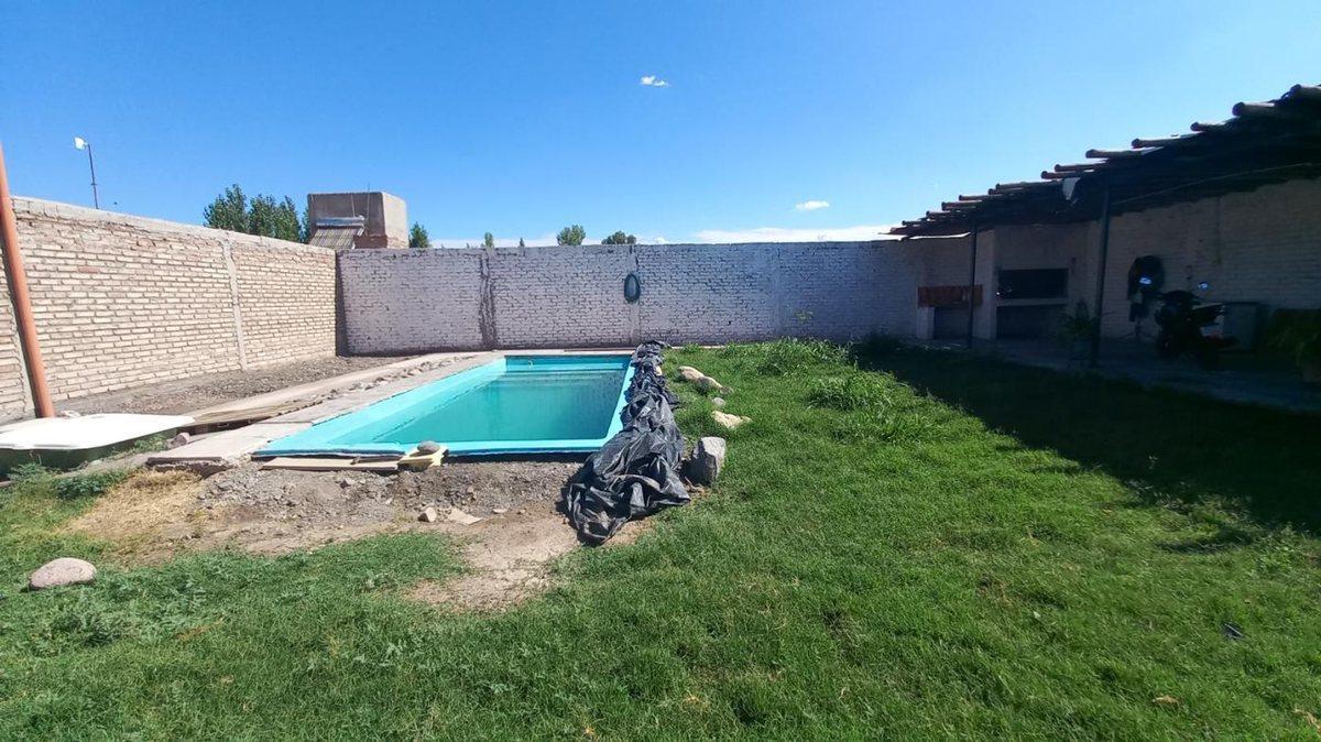Foto de VENTA CASA+DEPTOS+PISCINA+QUINCHO EN LAVALLE, imagen 5