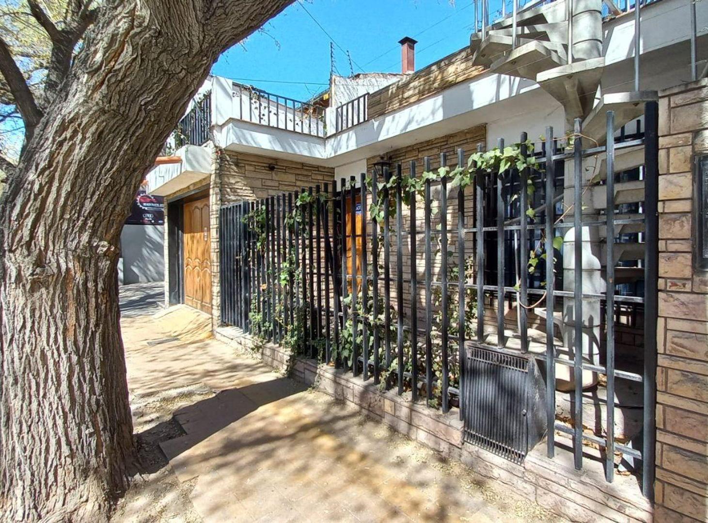 Foto de Casa en venta con departamento - Guaymallén, imagen 1