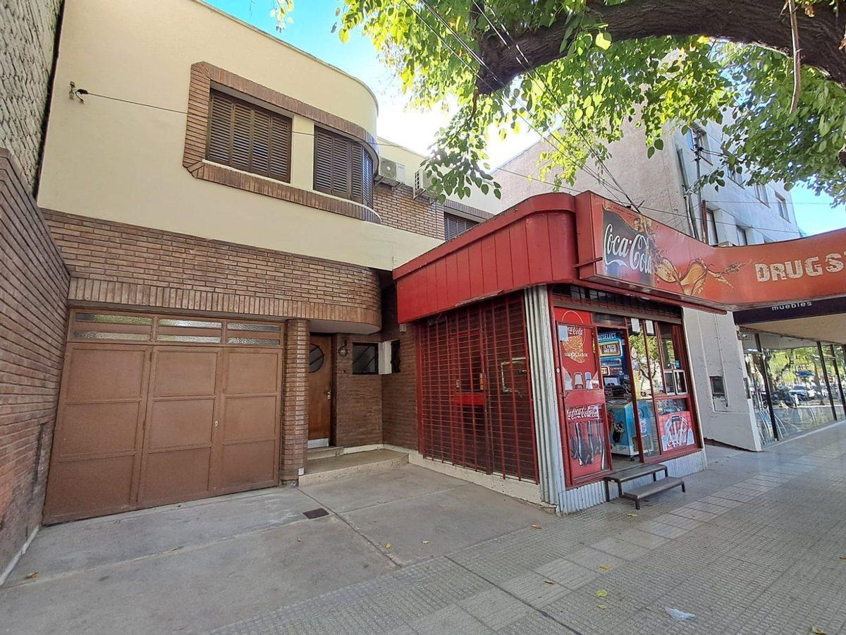Foto de CASA EN VENTA CON IMPORTANTE TERRENO EN GODOY CRUZ, imagen 1