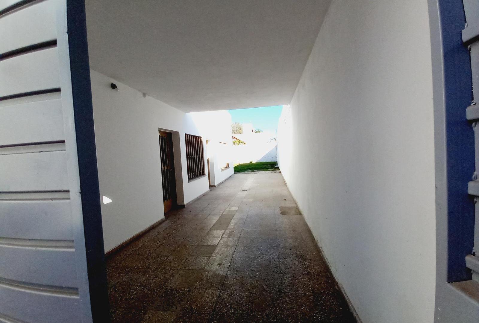 Foto de VENTA CASA 3 DORMITORIOS CON DEPARTAMENTO EN BARRIO IPONA, imagen 2
