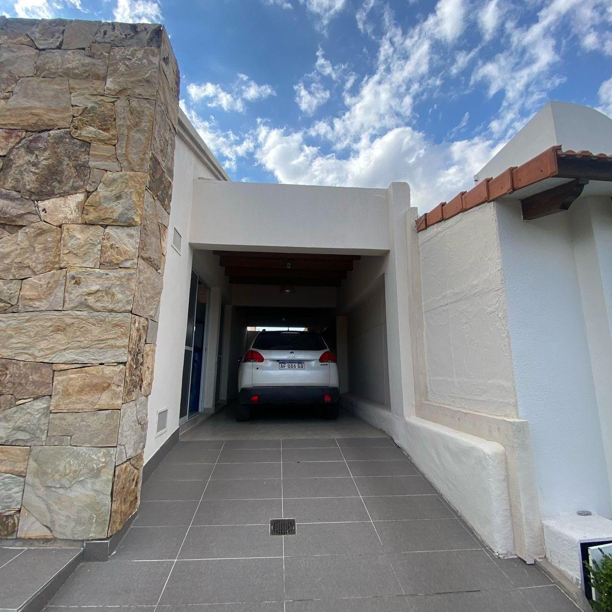 Privilegiosa Casa en Venta en Barrio Privado Palmares 4