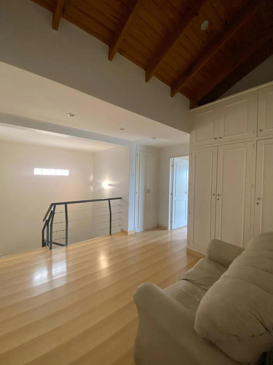 Privilegiosa Casa en Venta en Barrio Privado Palmares 3