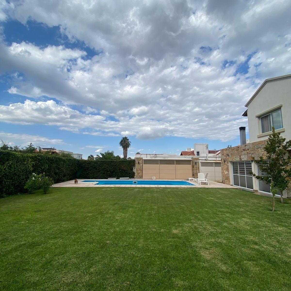 Privilegiosa Casa en Venta en Barrio Privado Palmares 2