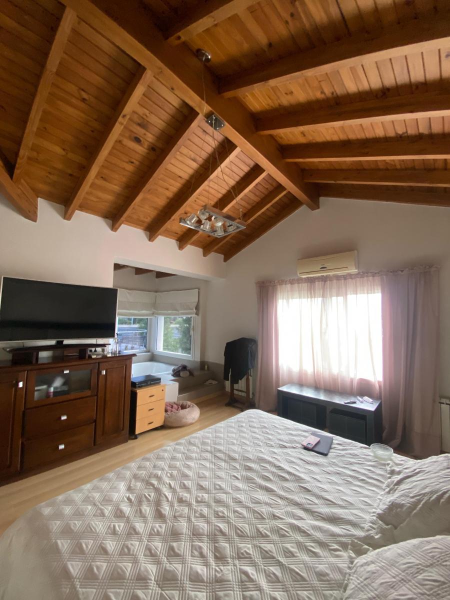 Privilegiosa Casa en Venta en Barrio Privado Palmares 3