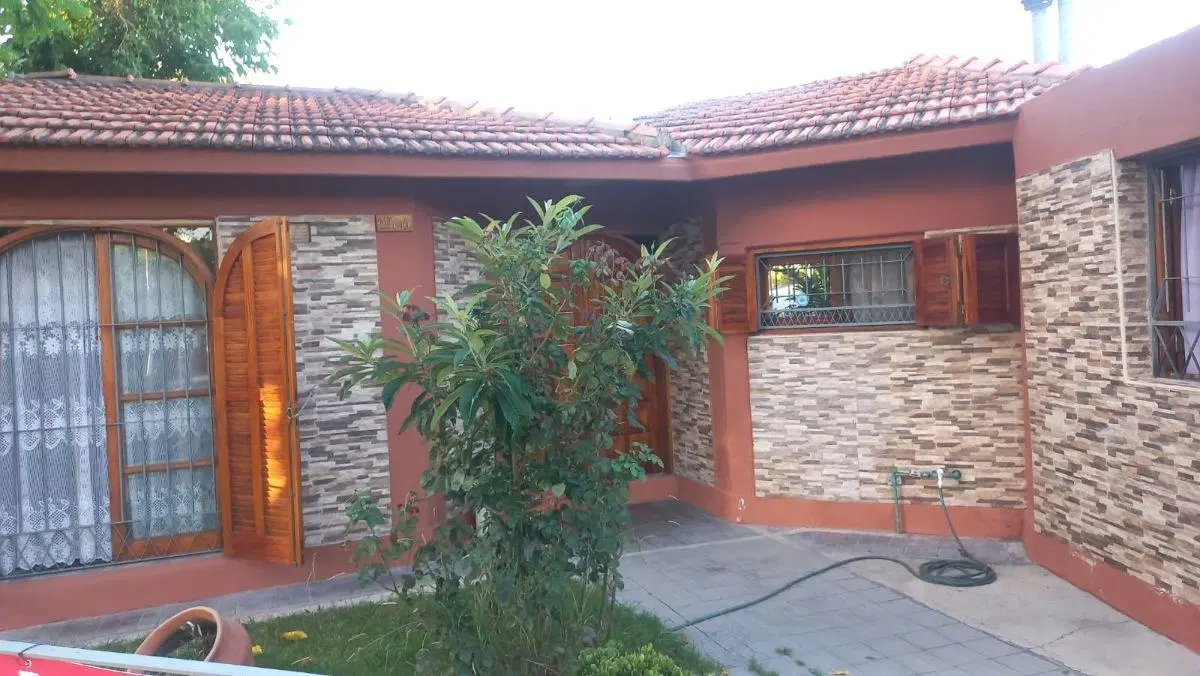 Hermosa Casa y Local comercial en Barrio 2do. marianomoreno 5