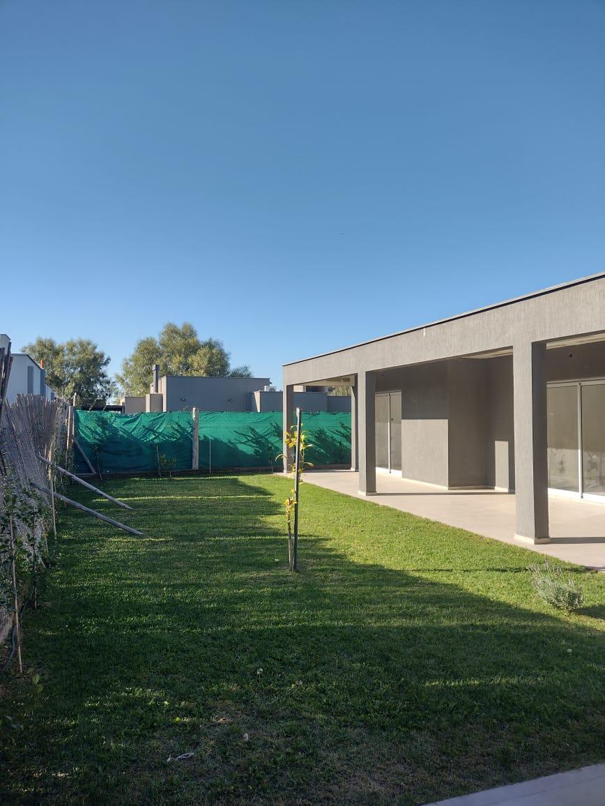 Casa en Barrio Privado Lar de Vieytes 5