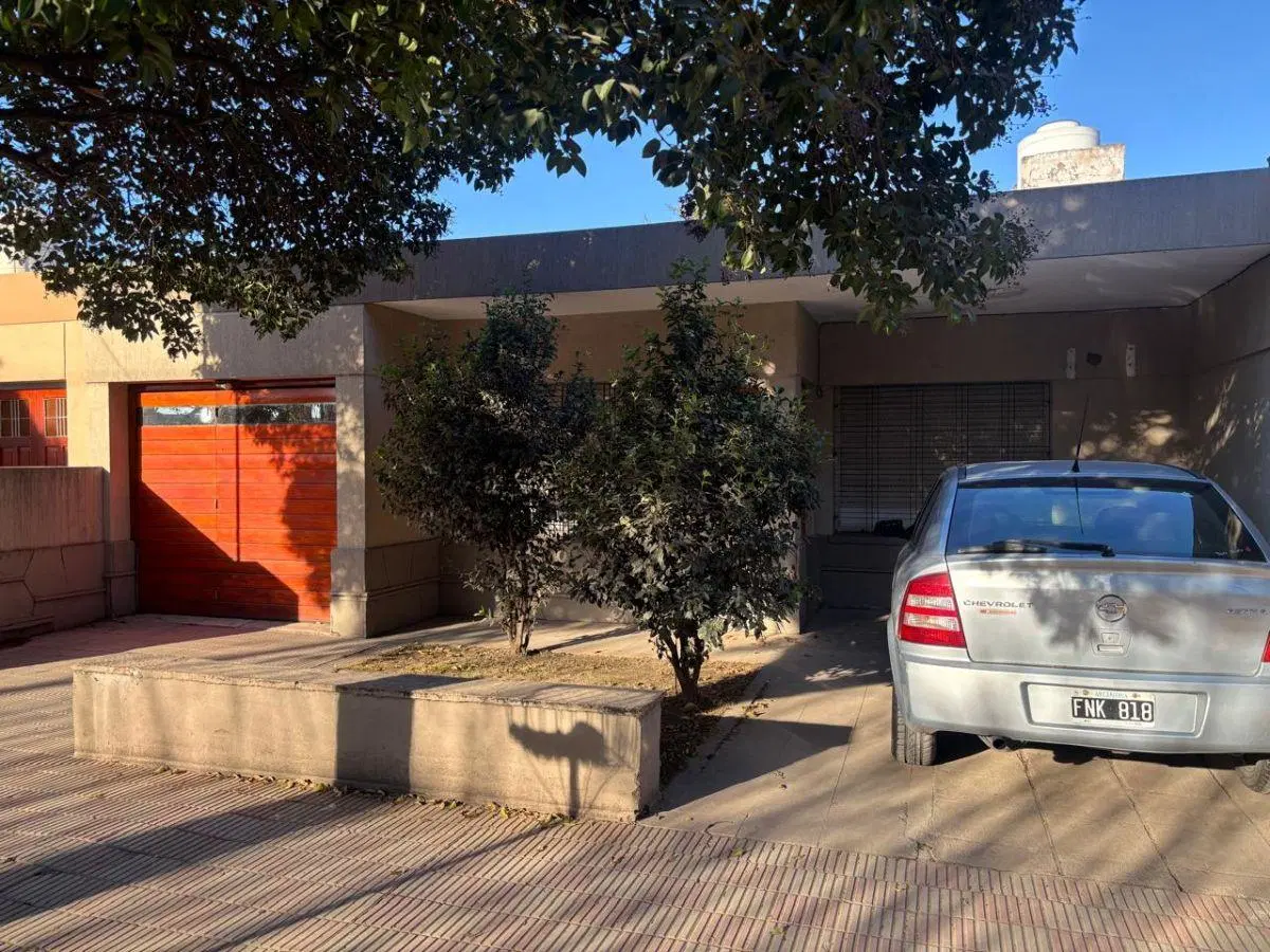 Amplia Casa de 3 Dormitorios con Pileta 2