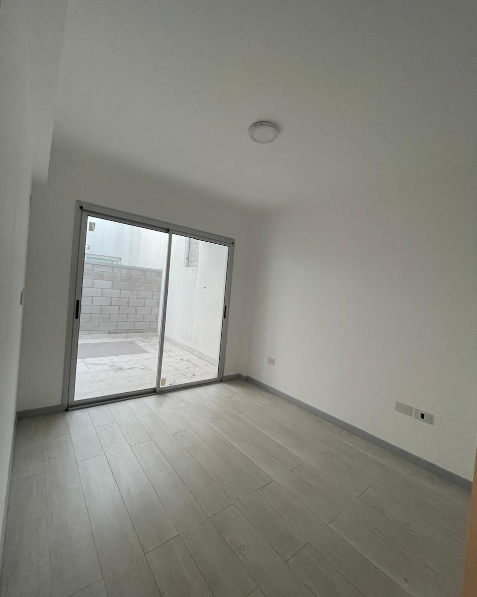 Depto. a Estrenar 2 Amb. con Patio y Cochera 4