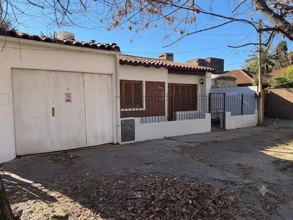 Casa en 10 e/ 502 y 503 de 2 hab/ liv/ com/ 2 baños/ jardín 3
