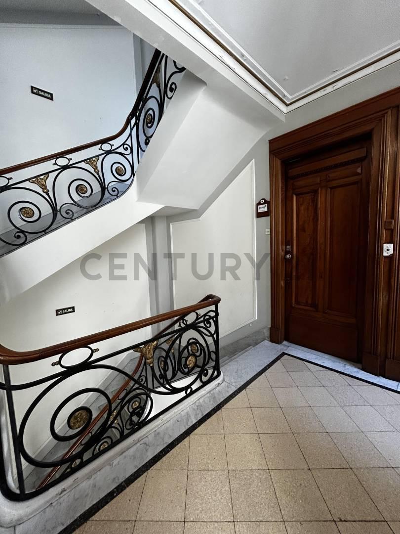 Venta Departamento Monserrat 5 Amb - Estilo Clásico de Categoría - Muy Luminoso! 2