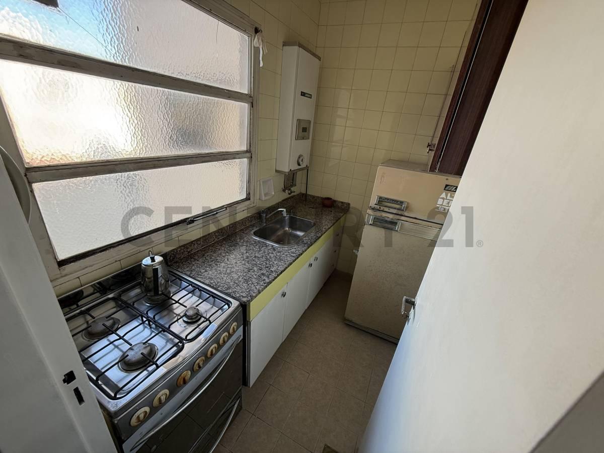 Foto de Alquiler Monoambiente luminoso en piso alto con cocina separada y, imagen 2