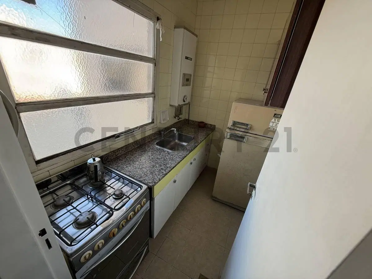 Alquiler Monoambiente luminoso en piso alto con cocina separada y lavadero 2