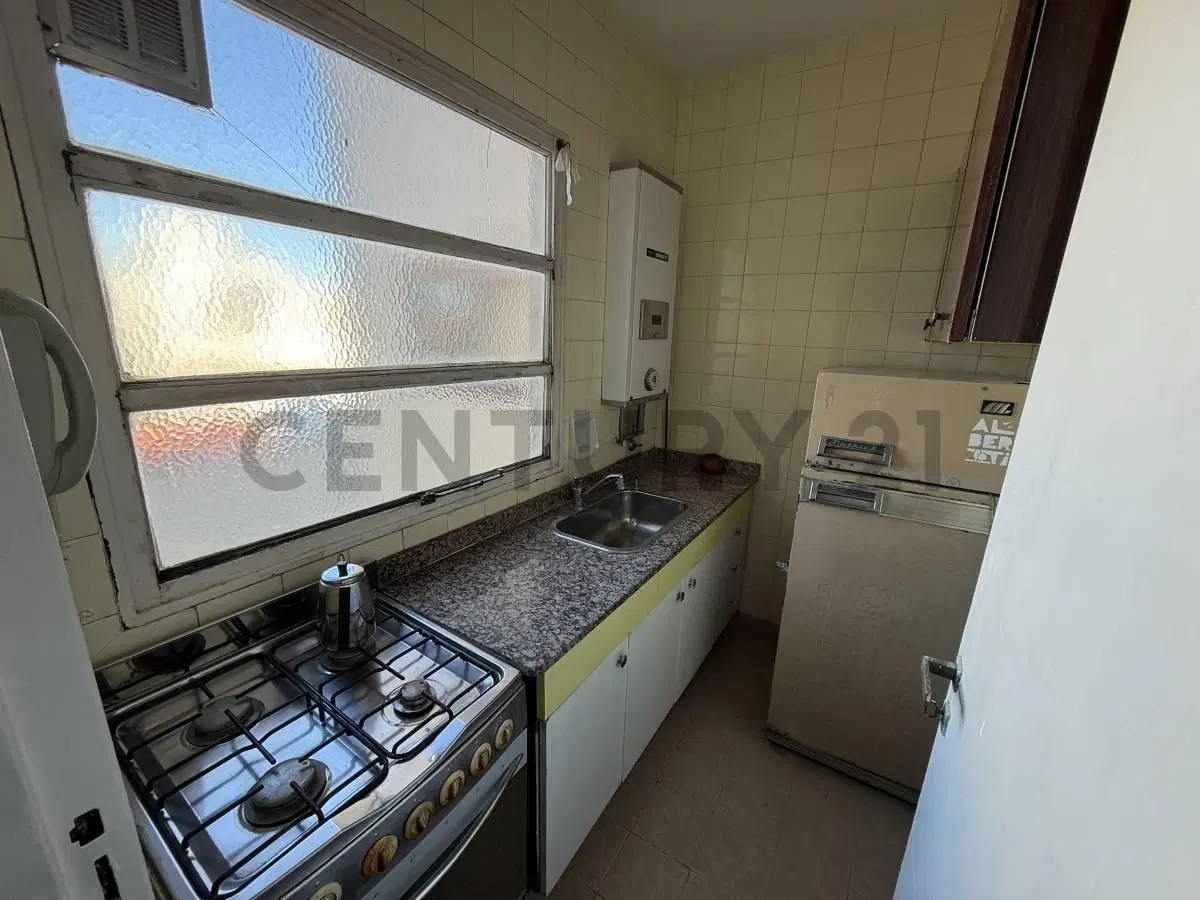 Alquiler Monoambiente luminoso en piso alto con cocina separada y lavadero 8