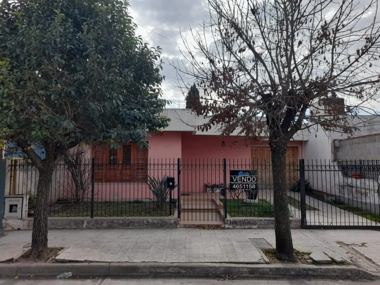 APTO CREDITO BANCOR EN B° VILLA ADELA: VENDO CASA DE 3 DORMITORIOS MEJOR ZONA, CON PATIO 2