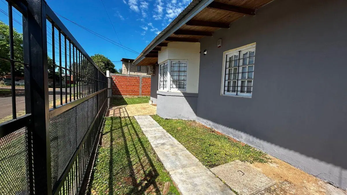 SE ALQUILA COMODA CASA 2 DORMITORIOS 3