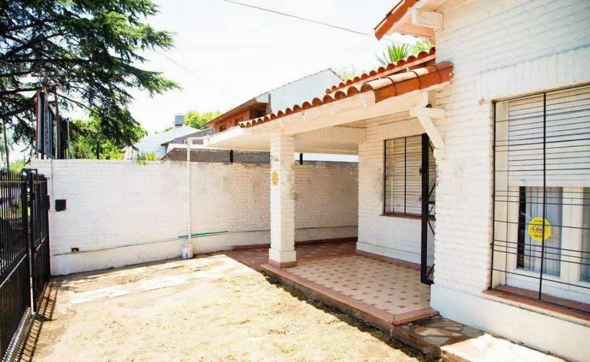 Alquiler. Casa 3 Ambientes con Cochera en Excelente Ubicación de José Mármol. 2
