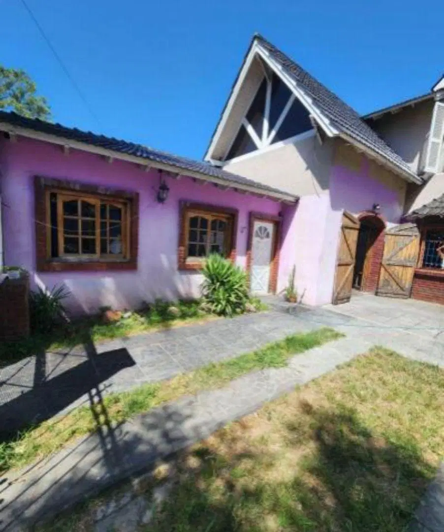 Chalet en venta desarrollado en dos plantas | Se acepta lote en Miramar en parte de pago | Leer info 2