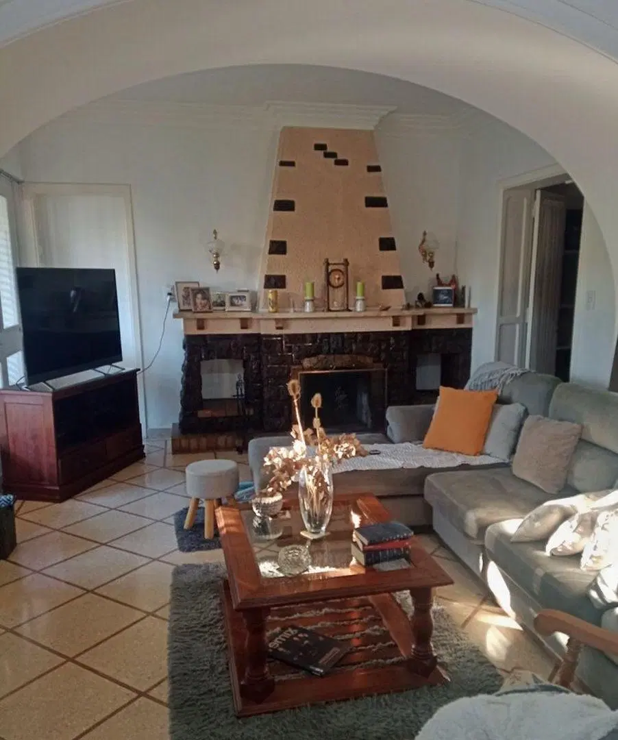 Chalet de estilo neocolonial en Bernal Centro con quincho y cochera 8