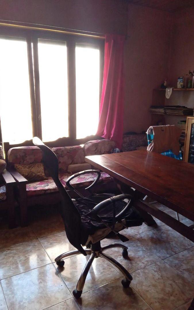 Foto de Casa en alquiler con cochera y terreno libre, imagen 2