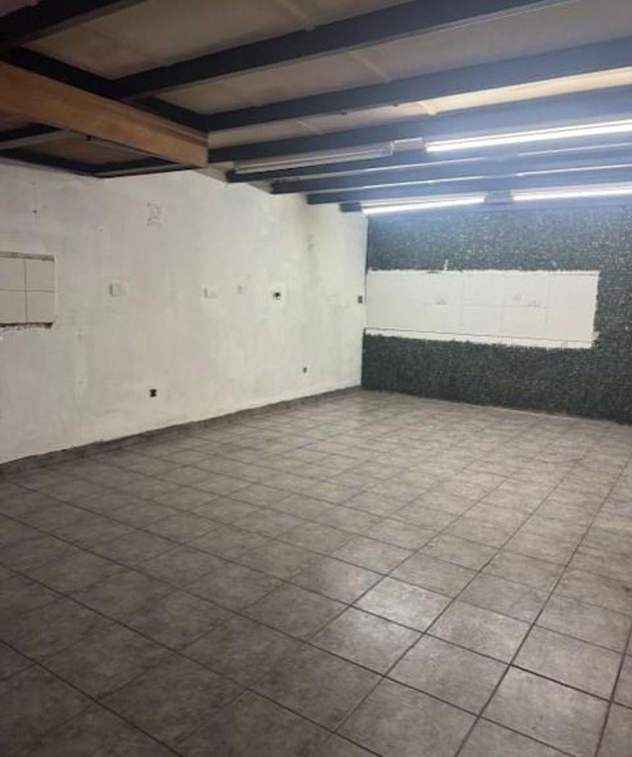 Foto de ALQUILER LOCAL COMERCIAL SOBRE AV PERON 2000, imagen 4