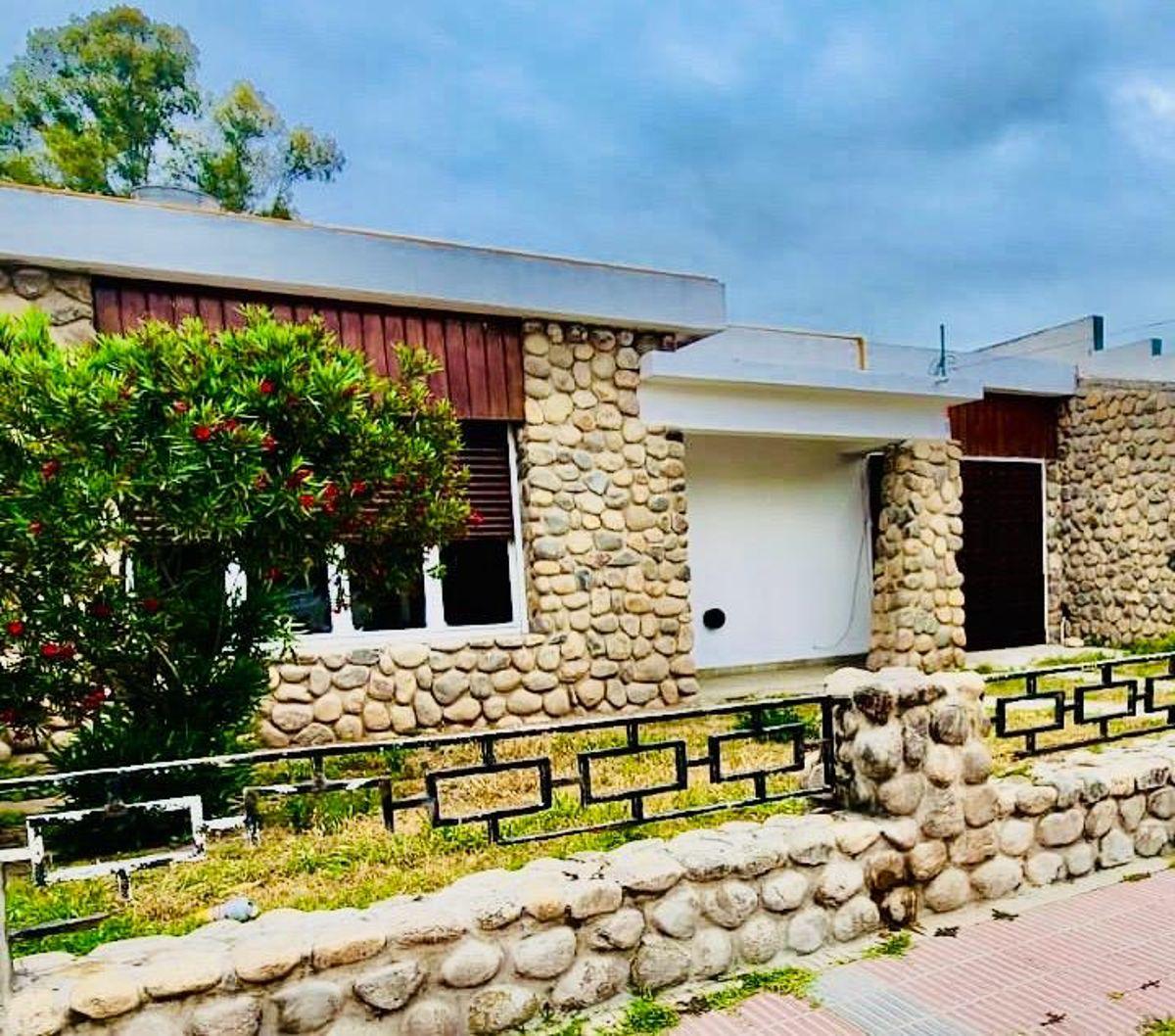 Casa con 3 dormitorios en terreno de 300 m² en venta en Yocsina