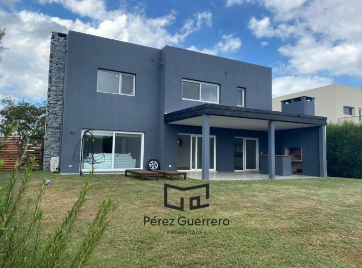 Casa en alquiler con 3 dormitorios y pileta lote central 1