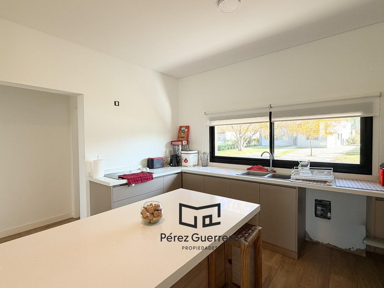 Casa en venta en el Canton a la laguna con 4 dormitorios y family