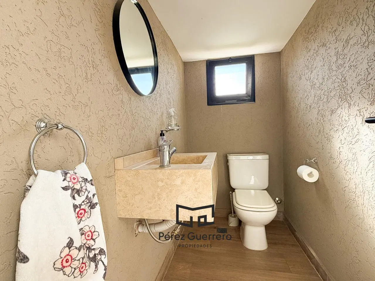 Casa en venta en el Canton a la laguna con 4 dormitorios y family 5