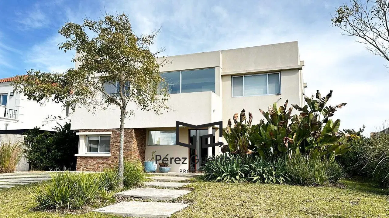 Casa en venta en Ceibos con 3 dormitorios family pileta a la LAGUNA 3