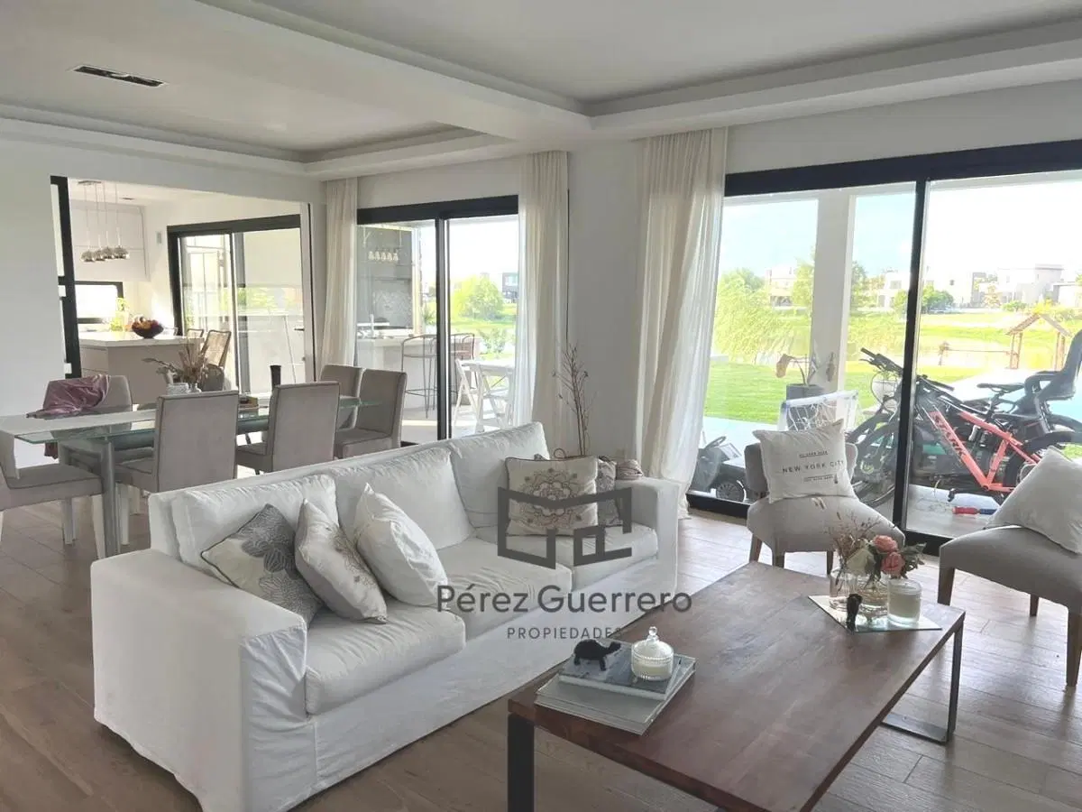 Casa en venta en el Canton a la laguna con 4 dormitorios y pileta 3