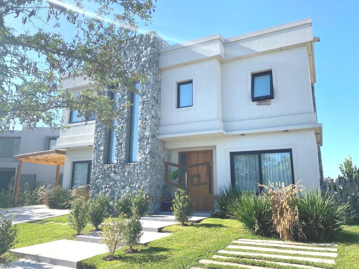 Casa en venta en el Canton a la laguna con 4 dormitorios y pileta