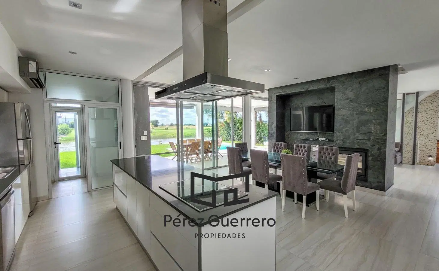 Casa en venta en el Canton Islas con 3 dormitorios a la laguna 2