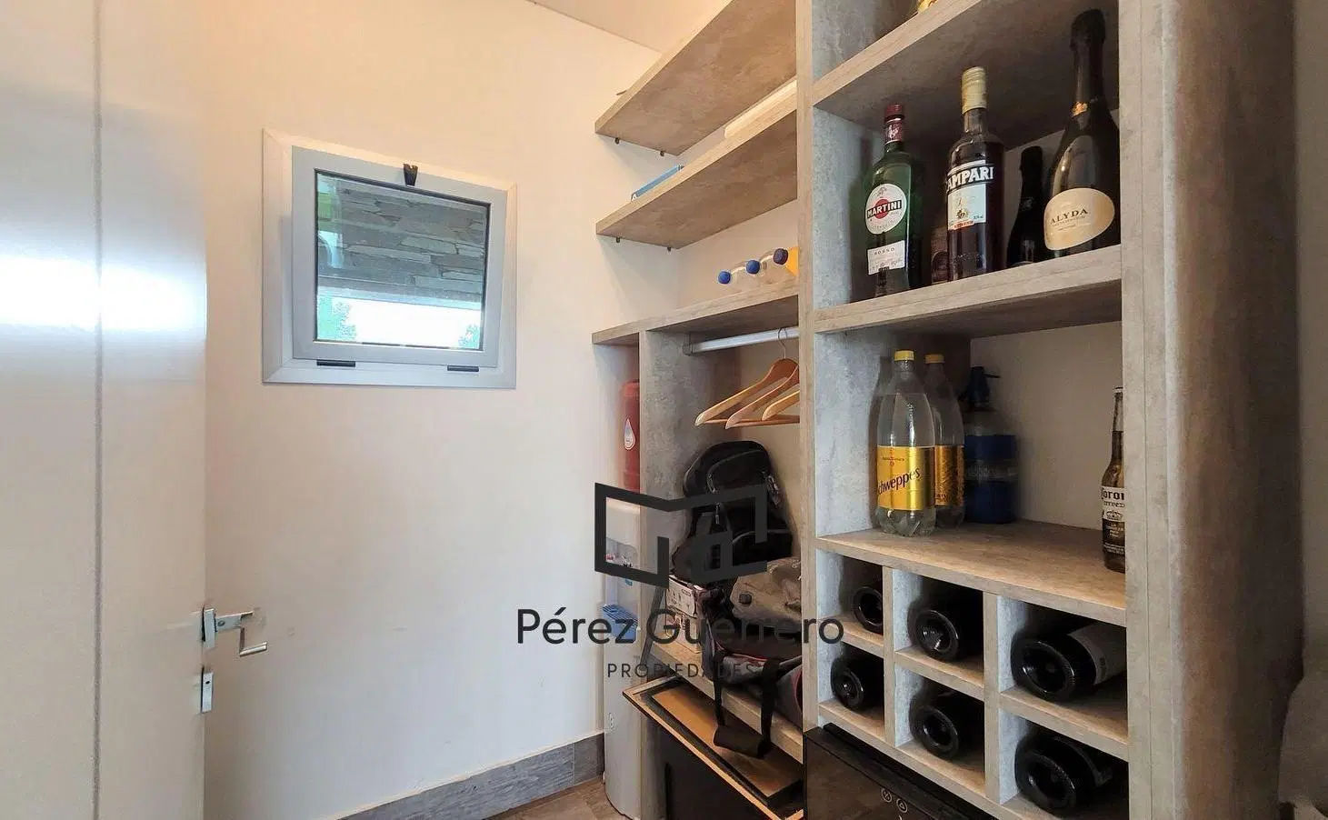 Casa en venta en el Canton Islas con 3 dormitorios a la laguna 4