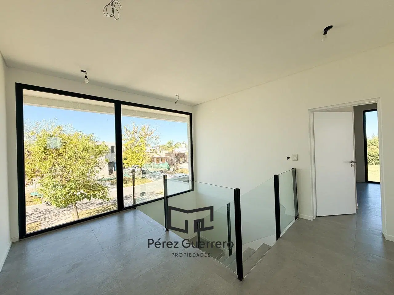 Casa en venta en el Canton Golf a la laguna con 4 dormitorios 5