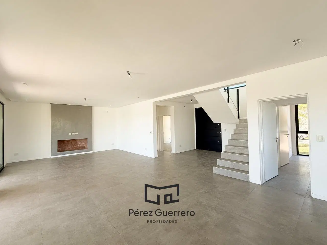 Casa en venta en el Canton Golf a la laguna con 4 dormitorios 3