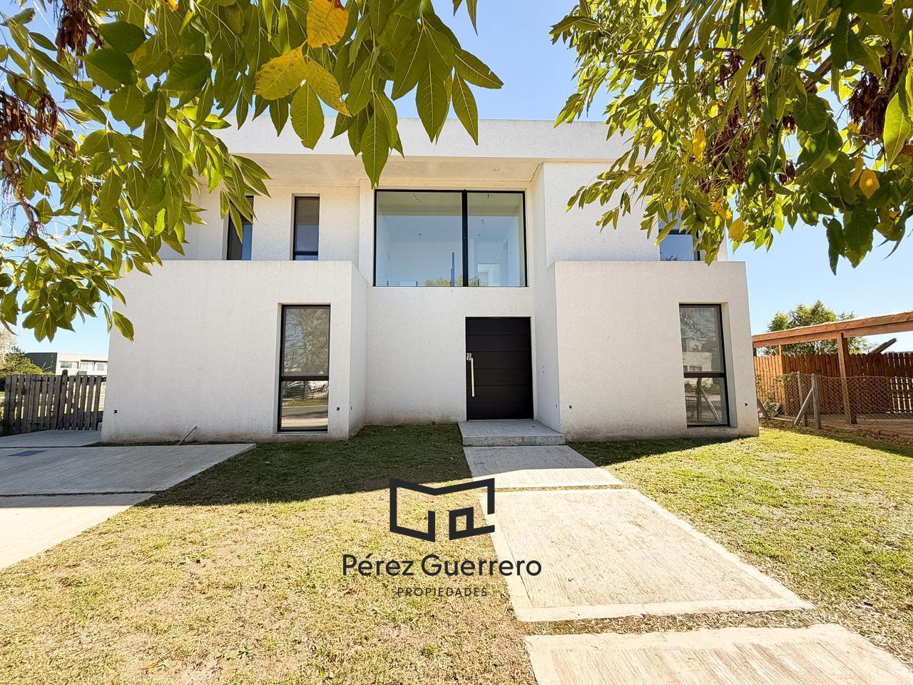 Casa en venta en el Canton Golf a la laguna con 4 dormitorios