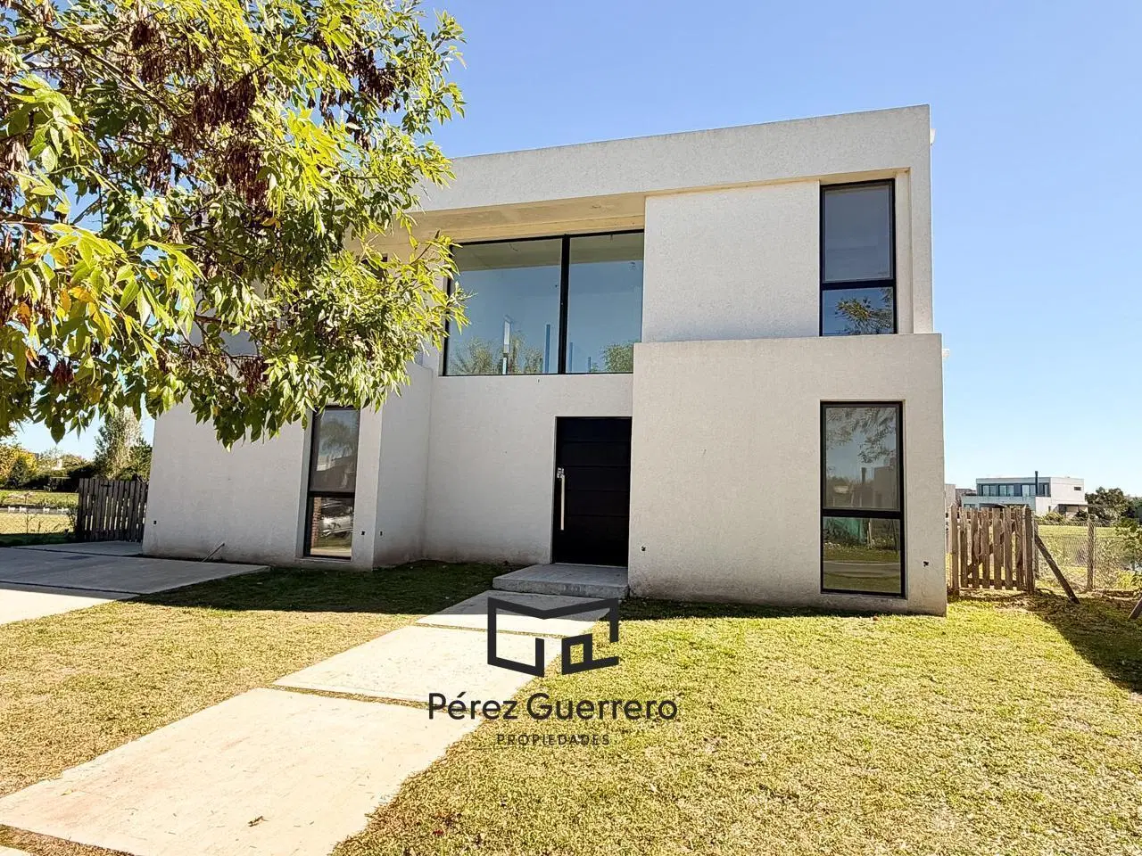 Casa en venta en el Canton Golf a la laguna con 4 dormitorios 4