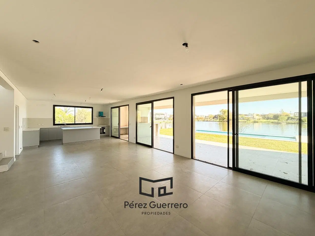 Casa en venta en el Canton Golf a la laguna con 4 dormitorios 2