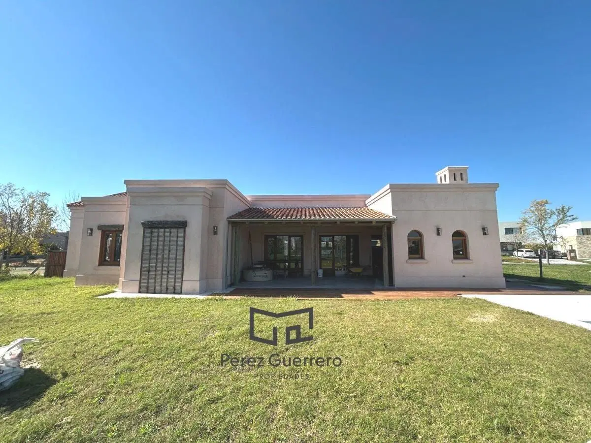 Casa en venta en Cantón Golf con 4 dormitorios en lote central 3