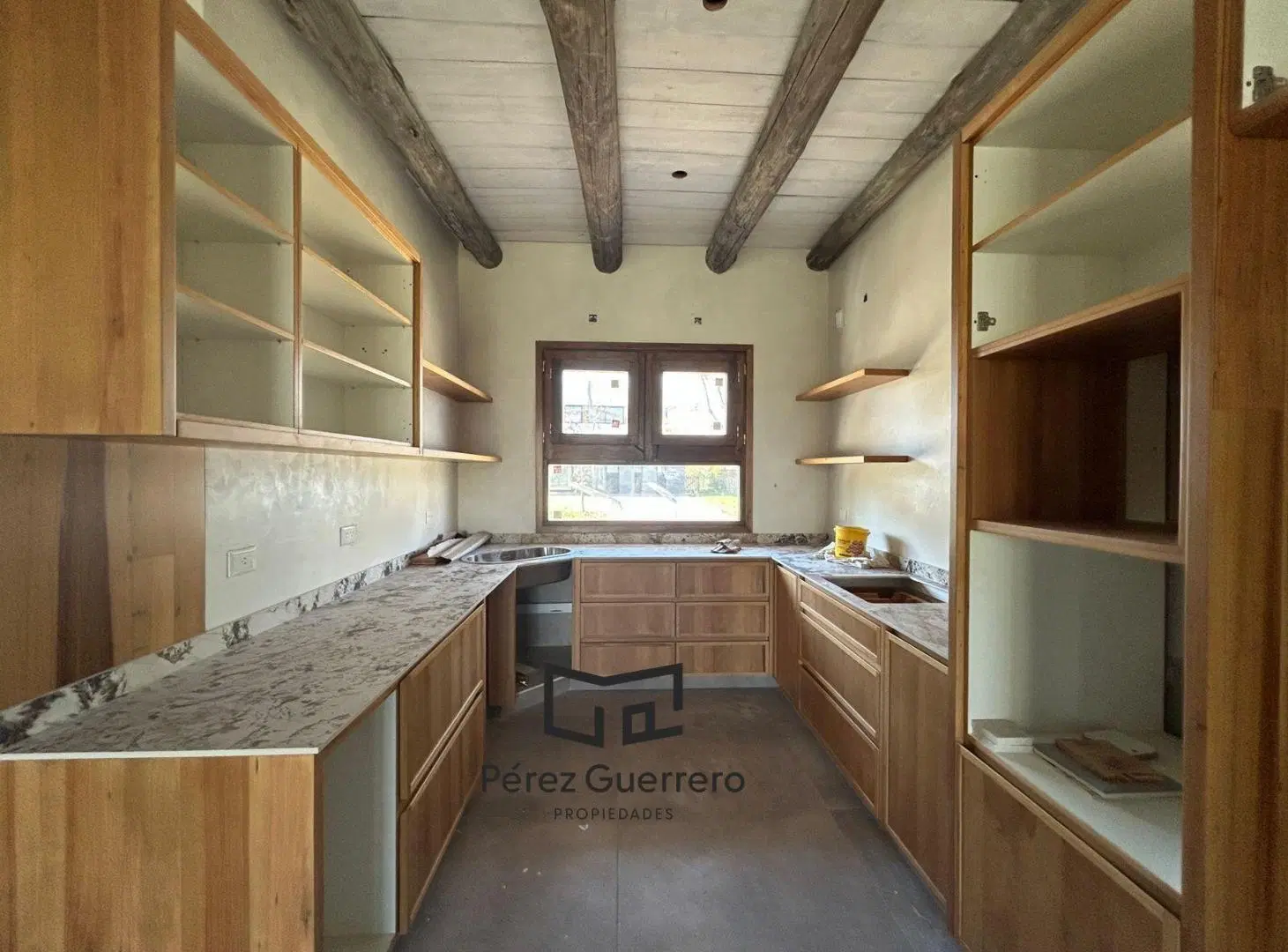 Casa en venta en Cantón Golf con 4 dormitorios en lote central 4