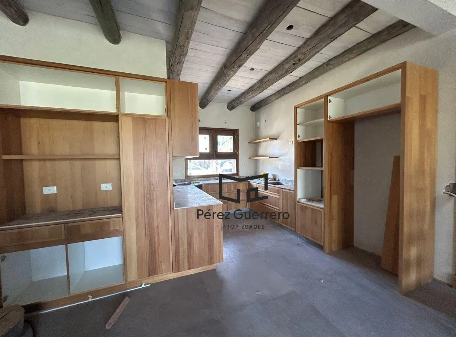 Casa en venta en Cantón Golf con 4 dormitorios en lote central 2